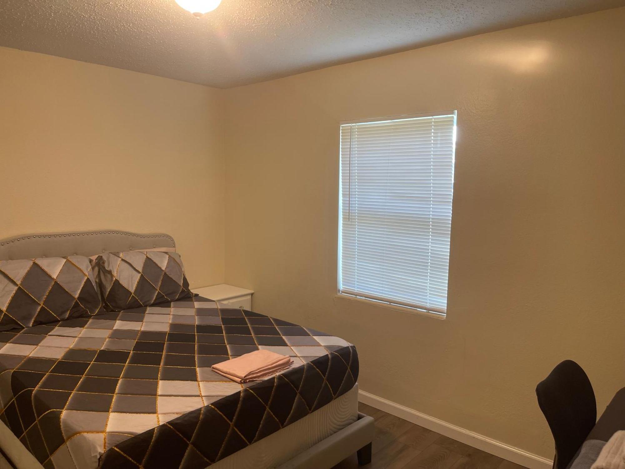 Private Queen Bedroom C Shared Common Spaces Fort Pierce Exterior foto